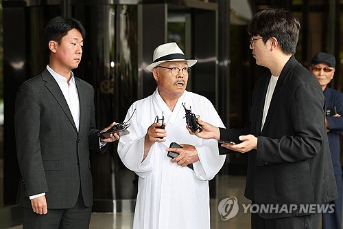 백은종 서울의소리 대표가 30일 오후 서울 서초구 서울중앙지방검철청에서 취재진의 질문에 답하고 있다. [연합뉴스]